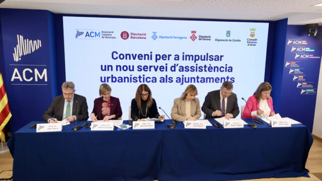 Signatura_dun_conveni_per_a_lassistencia_urbanistica_als_ajuntaments_de_Catalunya.jpg