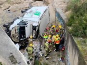 ÚLTIMA HORA | Accident espectacular a tocar de Rubí: un camió cau d’un pont de 5 metres i el conductor queda atrapat