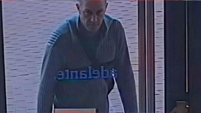 Imatge de l'home que va assassinar una dona i que va treure diners en un caixer de Terrassa.