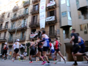 Veïns d’un bloc de l’Eixample denuncien un cas de ‘flipping’ immobiliari amb una pancarta gegant al pas de la Marató