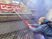 Els docents prenen els carrers de Sabadell i protesten davant les seus dels Serveis Territorials d’Educació, UGT i CCOO