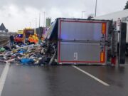 VÍDEO | Caos a l’AP-7 a tocar de Rubí: un camió d’escombraries bolcat provoca cues quilomètriques
