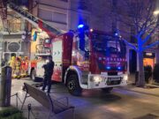 Els Bombers treballen en el despreniment de la paret d’un edifici a Sabadell que deixa un ferit lleu