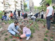 Els infants de Rubí creen un jardí aromàtic a la plaça Constitució