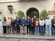 Els veïns d’Esplugues condemnen l’assassinat d’una jove dissabte amb una concentració davant l’Ajuntament