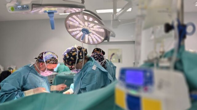 medicos_operando-1x1.jpg