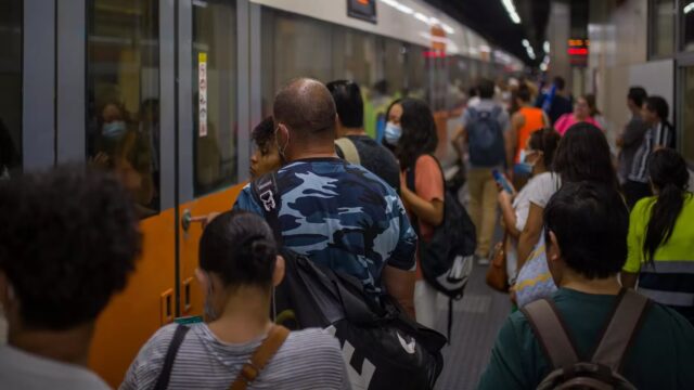 Viatgers pugen a un tren en una de les andanes de l’estació de Sants. Lorena Sopena - EP